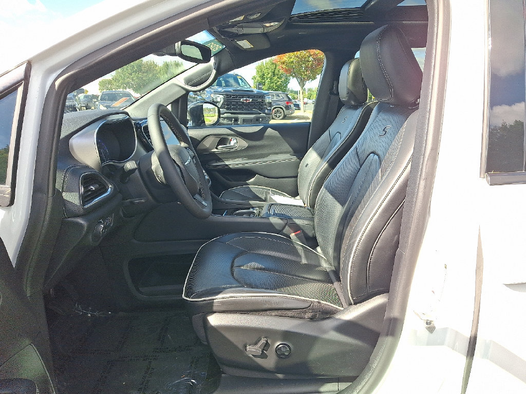 Used 2023 Chrysler Pacifica Limited w/ S Appearance Package FWD image 16