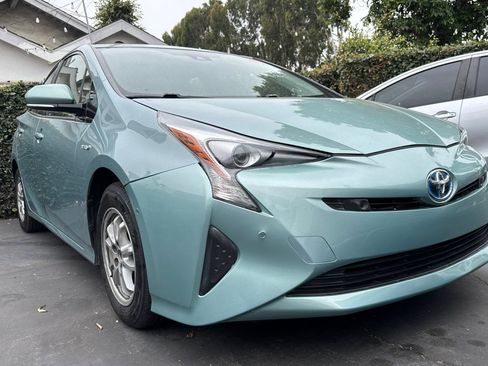 Used 2017 Toyota Prius Two w/ Prius Two Safety Plus Package FWD image 2