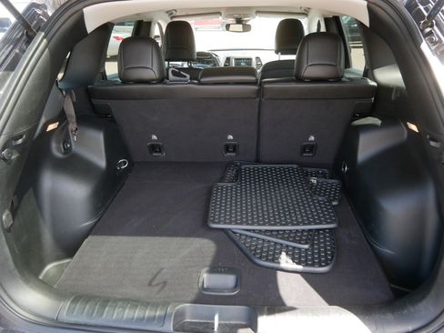 Used 2022 Jeep Cherokee Trailhawk AWD/4WD image 19