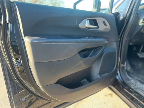 Used 2025 Chrysler Pacifica Select image 10