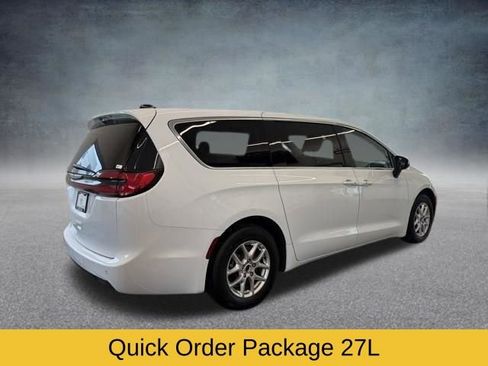 Used 2023 Chrysler Pacifica Touring-L FWD image 4