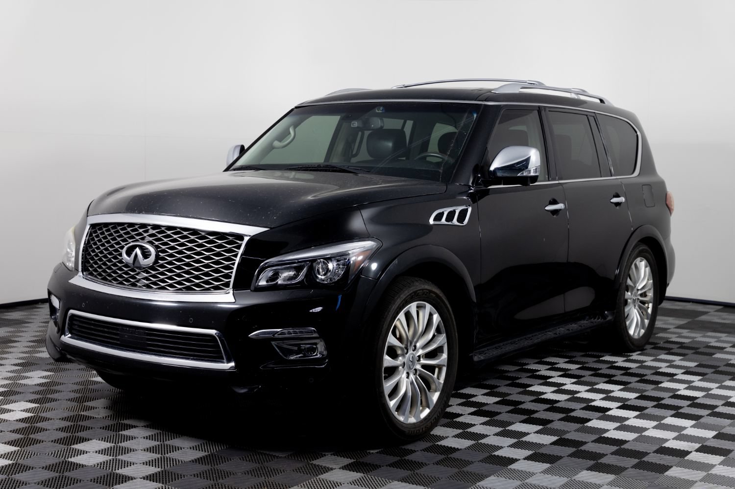 Used 2016 INFINITI QX80 4WD w/ Deluxe Technology Package image 2