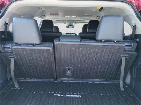 Certified 2025 Toyota Highlander Limited AWD/4WD image 6