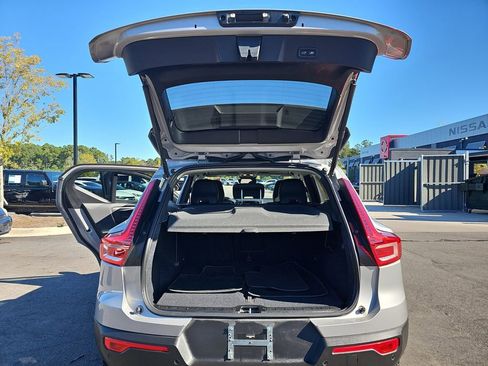 Used 2025 Volvo XC40 B5 Plus image 16