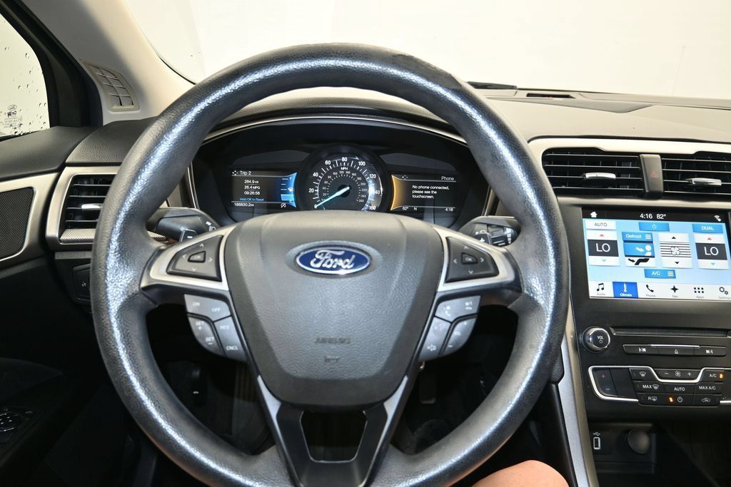 Used 2018 Ford Fusion SE w/ Fusion SE Technology Package FWD image 13