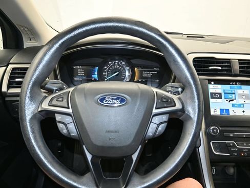 Used 2018 Ford Fusion SE w/ Fusion SE Technology Package FWD image 13