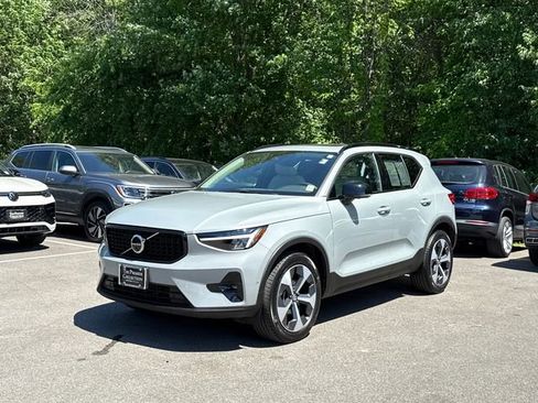 Certified 2025 Volvo XC40 B5 Plus AWD/4WD image 1