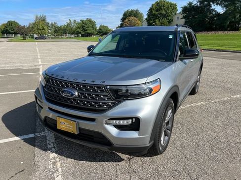 Used 2023 Ford Explorer XLT w/ Equipment Group 202A AWD/4WD image 4