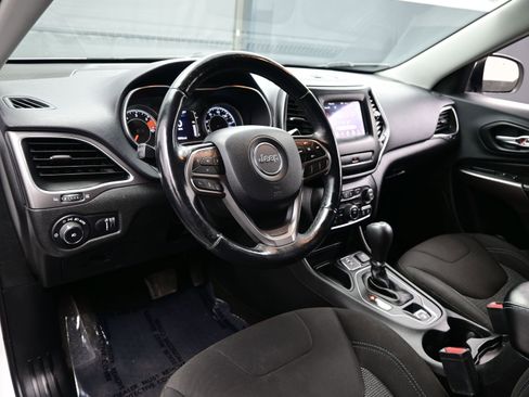 Used 2019 Jeep Cherokee Latitude w/ Cold Weather Group image 12