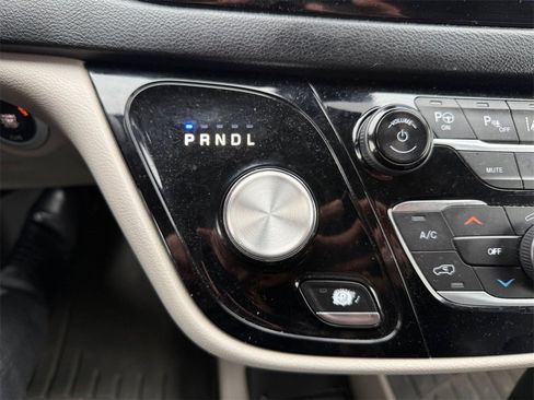 Used 2020 Chrysler Pacifica Touring-L Plus w/ Tire & Wheel Group image 21