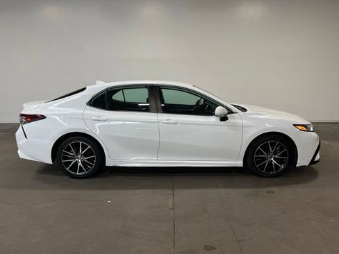 Used 2023 Toyota Camry SE FWD image 2