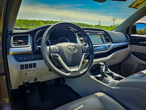 Used 2019 Toyota Highlander XLE AWD/4WD image 12