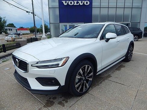 New 2026 Volvo V60 B5 Cross Country Ultra w/ Climate Package image 3