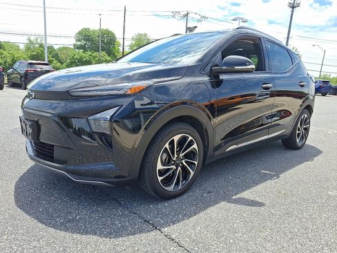 Certified 2023 Chevrolet Bolt EUV Premier w/ Sun & Sound Package FWD image 3