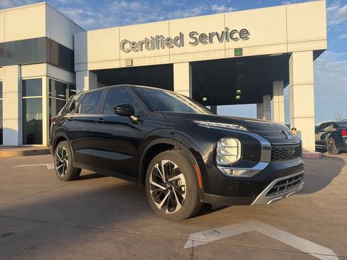 Used 2023 Mitsubishi Outlander SE image 1