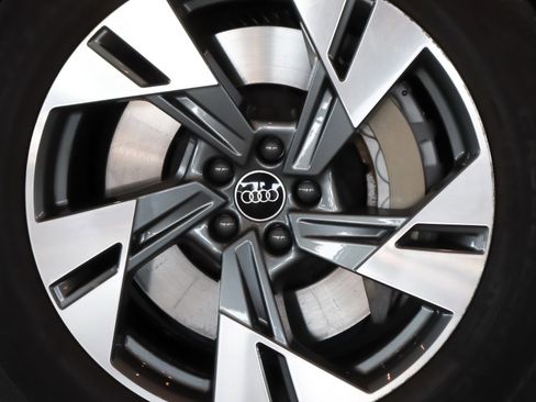 Used 2023 Audi e-tron Premium w/ Convenience Plus Package image 7