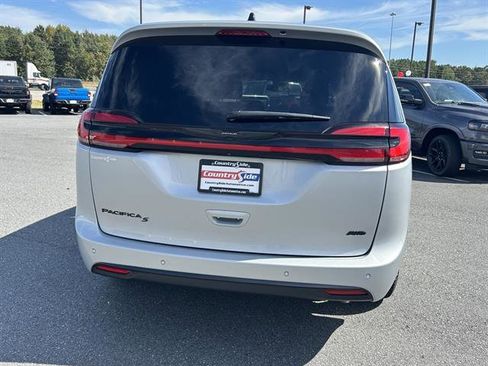 Used 2023 Chrysler Pacifica Touring-L w/ Uconnect Theater Family Group image 8