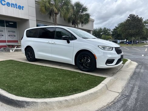 Used 2024 Chrysler Pacifica Limited FWD image 2