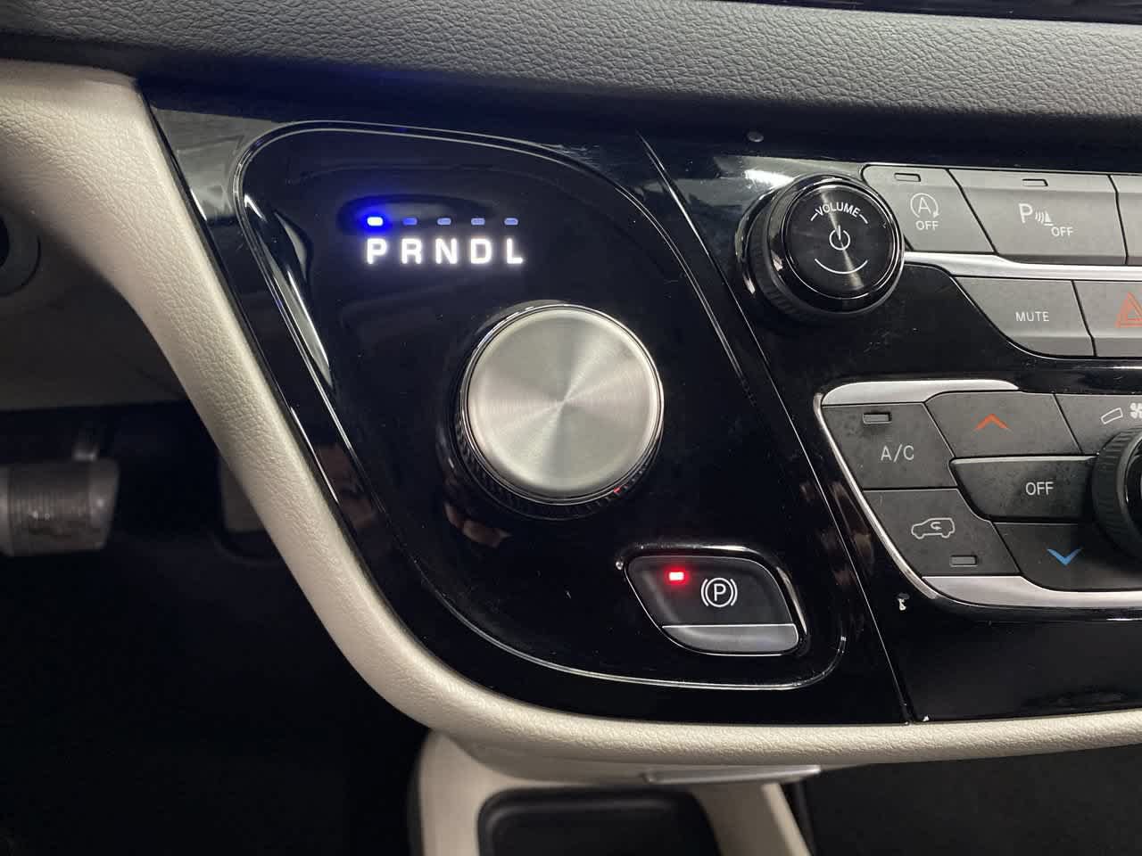 Used 2024 Chrysler Pacifica Touring-L FWD image 26