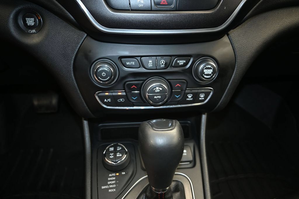 Used 2020 Jeep Cherokee Trailhawk w/ Cold Weather Group AWD/4WD image 17
