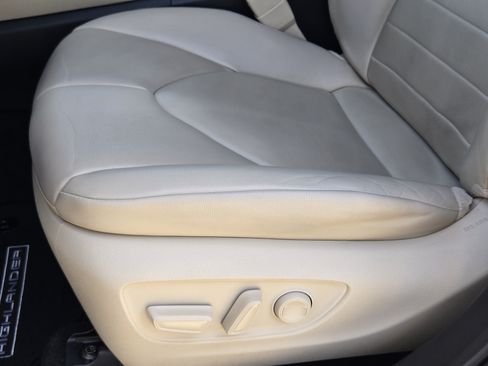 Used 2023 Toyota Highlander XLE FWD image 22