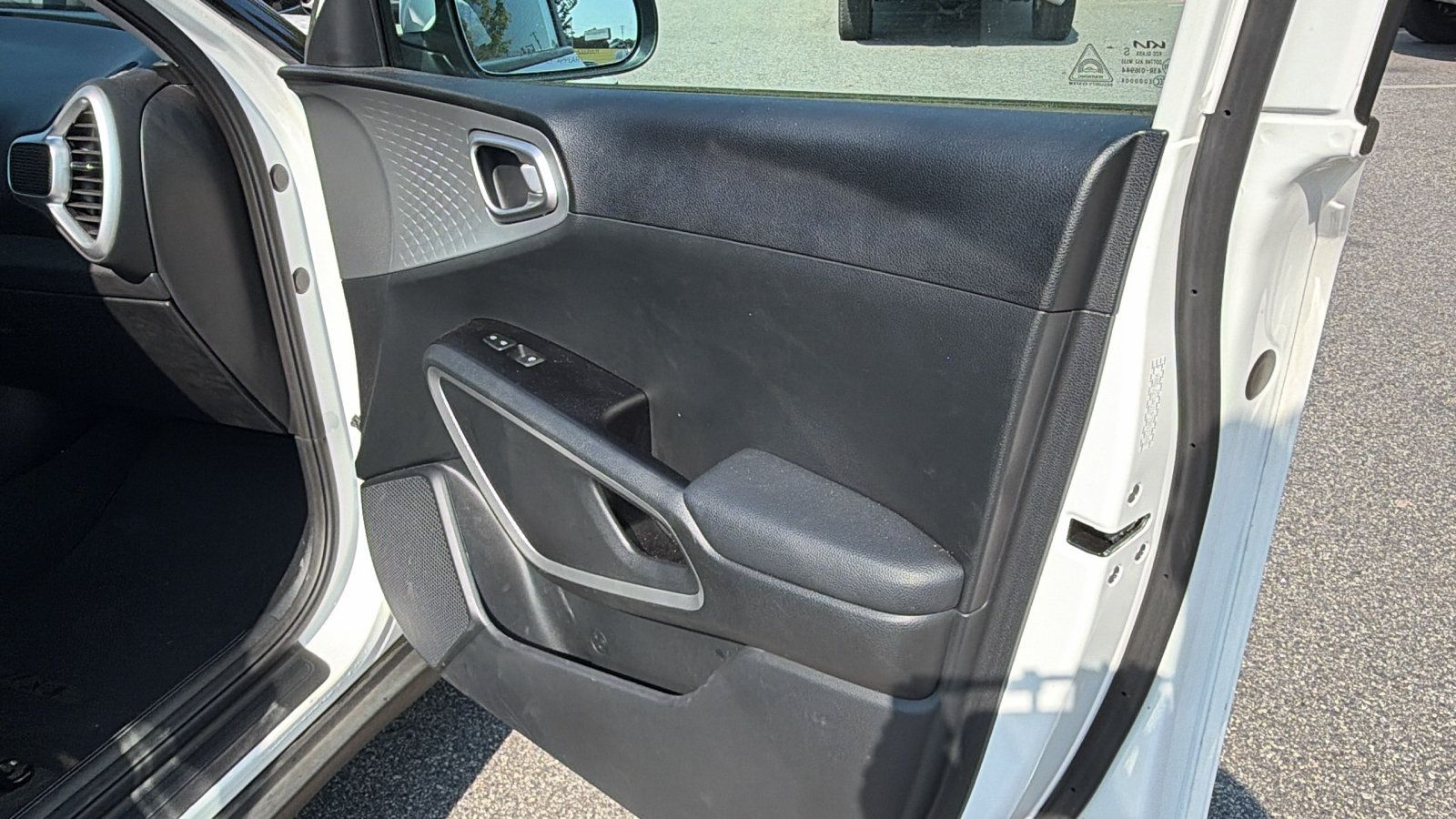 Used 2023 Kia Soul LX w/ LX Technology Package FWD image 18