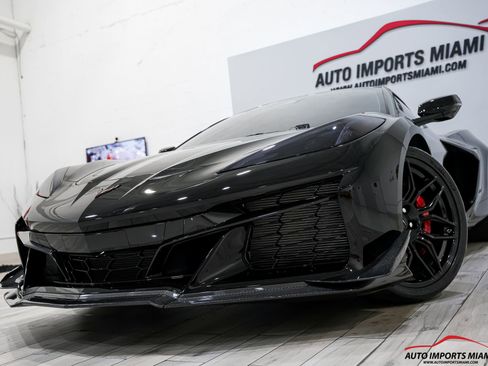 Used 2025 Chevrolet Corvette Z06 RWD image 2