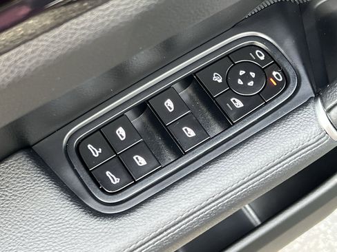 Used 2022 Porsche Cayenne image 13