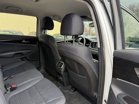 Used 2019 Kia Sorento L image 17