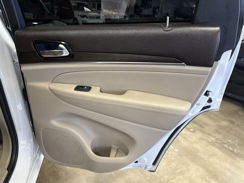 Used 2019 Jeep Grand Cherokee Overland RWD image 23