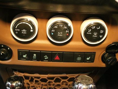 Used 2017 Jeep Wrangler Unlimited Sahara w/ Connectivity Group AWD/4WD image 25