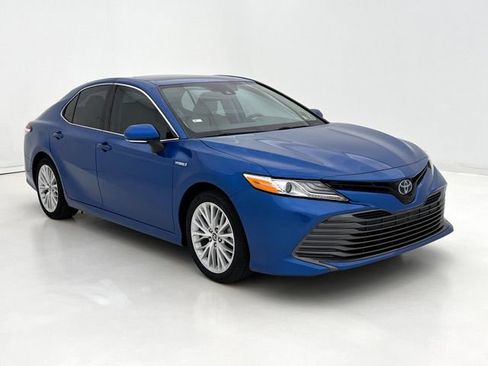 Used 2020 Toyota Camry XLE w/ Sunroof Package FWD image 2