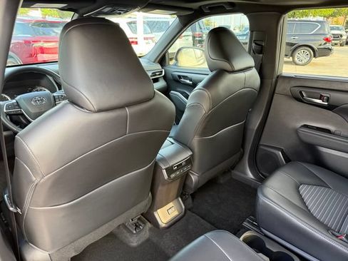 Used 2023 Toyota Highlander XSE FWD image 28