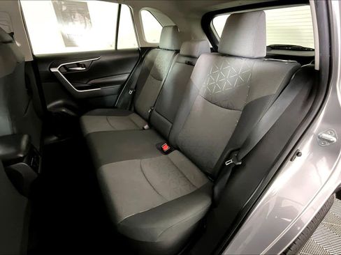 Used 2021 Toyota RAV4 XLE image 18