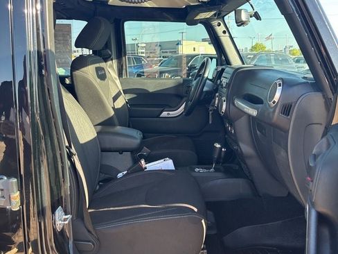 Used 2017 Jeep Wrangler Unlimited Sahara w/ Connectivity Group image 27