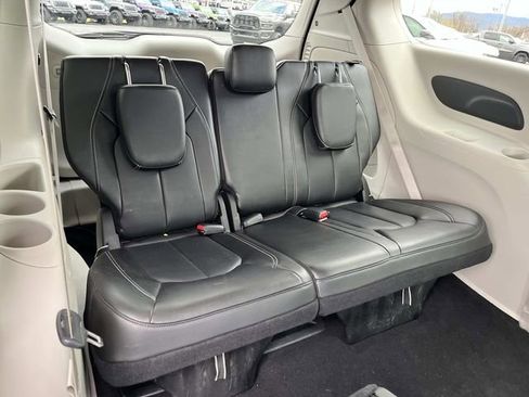 Used 2023 Chrysler Pacifica Touring-L AWD/4WD image 22