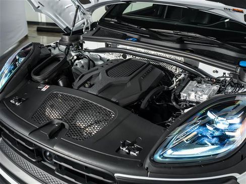 Certified 2026 Porsche Macan AWD/4WD image 17