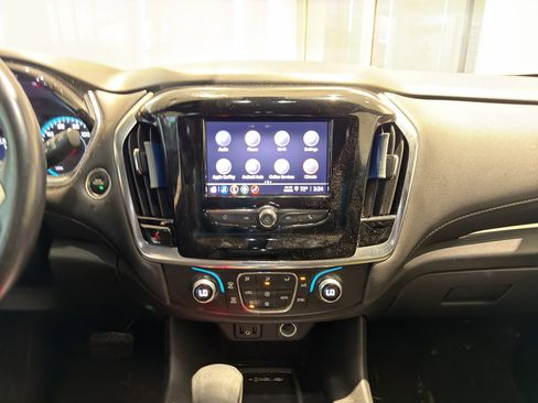 Used 2022 Chevrolet Traverse LT image 16