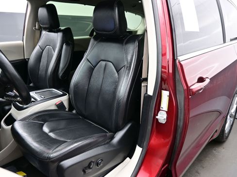 Used 2022 Chrysler Pacifica Touring-L AWD/4WD image 15