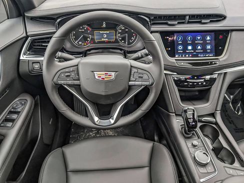 New 2025 Cadillac XT6 Luxury image 18