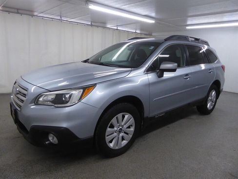 Used 2017 Subaru Outback 2.5i Premium image 3