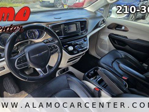 Used 2017 Chrysler Pacifica Touring-L FWD image 33