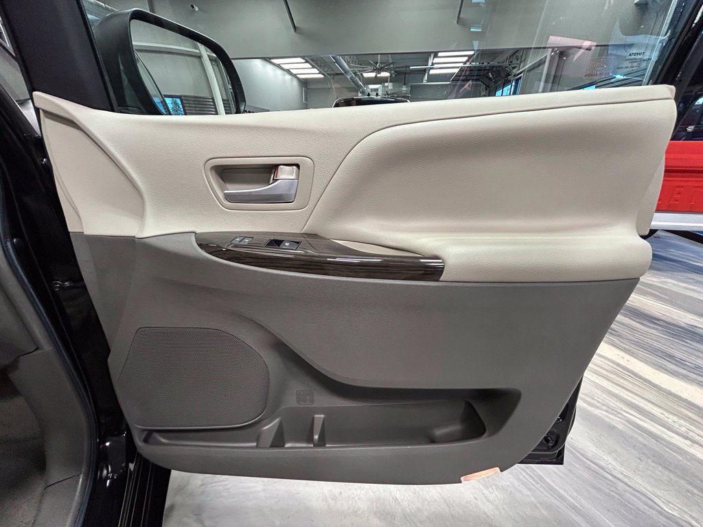 Used 2017 Toyota Sienna XLE FWD image 42