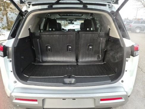 Used 2025 Nissan Pathfinder Platinum image 11