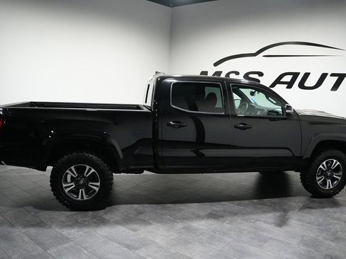 Used 2017 Toyota Tacoma TRD Sport w/ Premium & Technology Package image 8