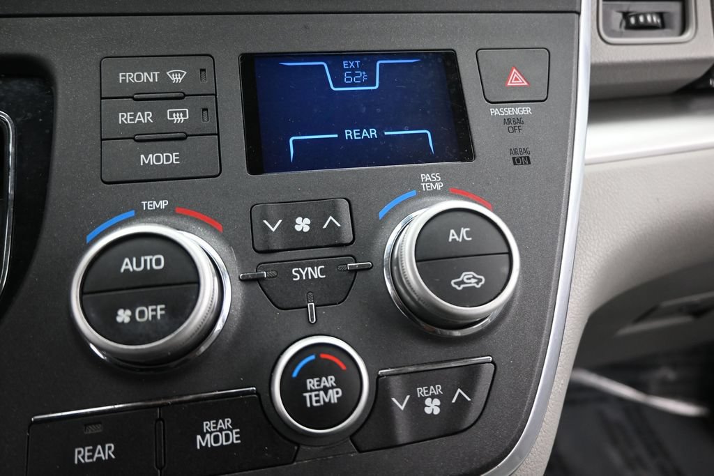Used 2019 Toyota Sienna LE w/ Carpet Mat Package FWD image 23