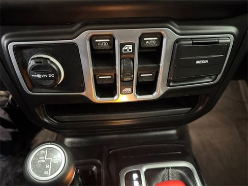 Used 2018 Jeep Wrangler Unlimited Sahara image 16