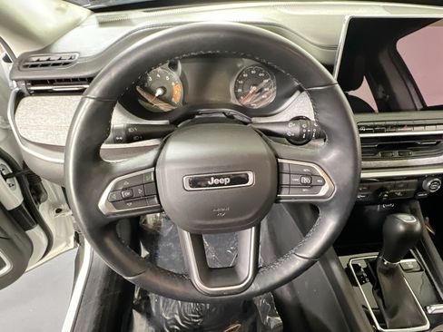 Used 2022 Jeep Compass Latitude w/ Sun and Sound Group AWD/4WD image 11