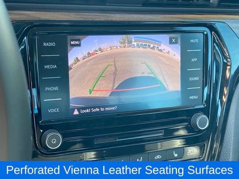 Used 2022 Volkswagen Passat 2.0T image 9