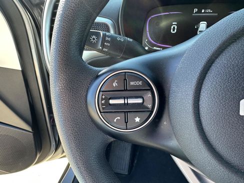 Used 2025 Kia Soul LX w/ LX Technology Package FWD image 22